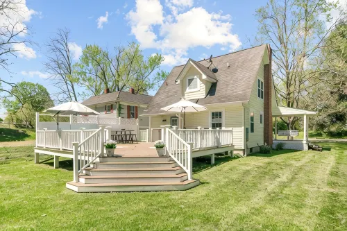 Yellow Bird Cottage - Cozy home minutes from Radford University, with large deck