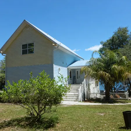 LAKE FRONT PROPERTY  WITH BEACH, DOCK AND GAME ROOM, 30 MIN TO GAINSVILLE