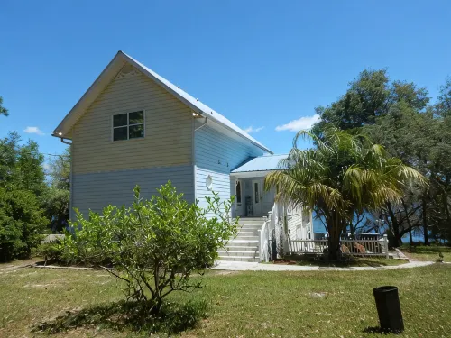 LAKE FRONT PROPERTY  WITH BEACH, DOCK AND GAME ROOM, 30 MIN TO GAINSVILLE