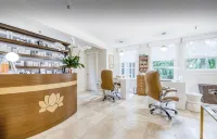 Heart of Palm Beach - free parking included, security safe, next to Breakers - Homestays