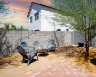 Unique "NEW" Studio Retreat - Hot Tub - Mins to Downtown, PHX Airport & ASU