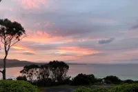 BINALONG BEACH COTTAGE  Beachfront Next door to restaurant. King Bed for couples
