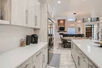 High End 5 Bdrm Home W/ Heated Pool & Mins to Riverwalk / Downtown - Private Pools