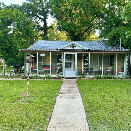 Lottie Mae’s Place has a warm cozy homely vibe. 2 minutes from town