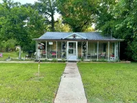 Lottie Mae’s Place has a warm cozy homely vibe. 2 minutes from town