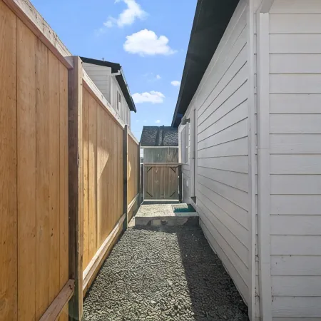 Modern craftsman home close to all Garibaldi has to offer. Dog Friendly!