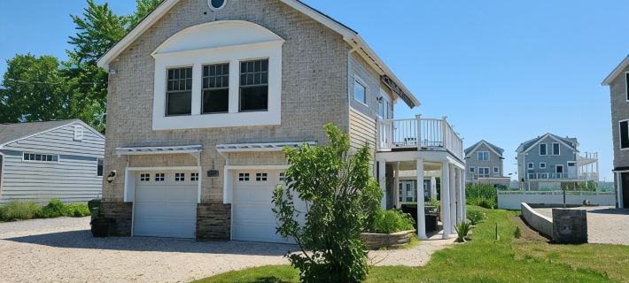 Beach House steps to private beaches in sought after location! Hotels in Middlesex County