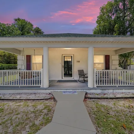 Newly renovated cottage walking distance to downtown Ocala square. Quiet street.