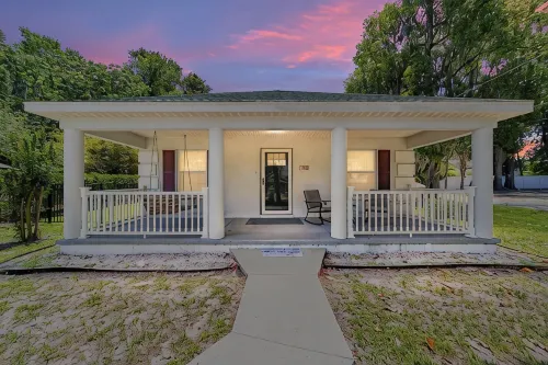 Newly renovated cottage walking distance to downtown Ocala square. Quiet street. - Homestays