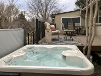 Spacious Guest Suite with Private Entrance, Hot tub, 2 Bedrooms, 1 Bath - 4-Star
