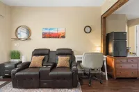 Suite Retreat - Private Courtyard and Pool, Hot Tub and Cabana