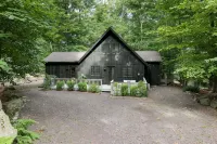 Charming, updated Cabin in The Hideout - Chalets