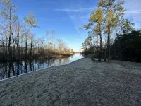法國區溪畔小屋，配有船隻下水坡道，景色優美