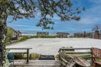 Classic Cape Cod Beach Cottage Steps to Private Beach or Stroll to Town! A/C ! - 3성급