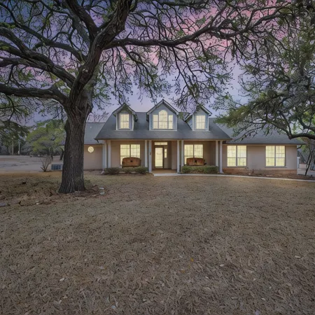 Charming 4BDRM Home / Pool & Hot Tub / Near Wineries!