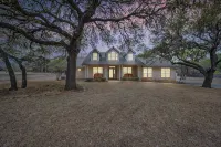 Charming 4BDRM Home / Pool & Hot Tub / Near Wineries!