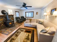 Cozy Bear Den - private house with fenced yard! - Homestays