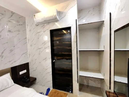 Hotel Comfy Inn - Hostels