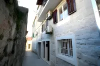 The Stone Alley Retreat