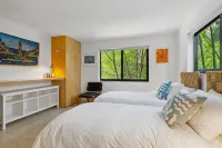 Coconut Grove Dream, located in the heart of the village. Beloved by the sailors - 방갈로