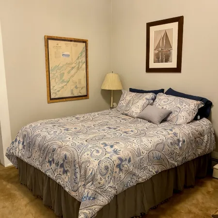 Charming 3rd Floor Walk-up River View