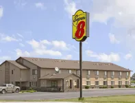 Super 8 by Wyndham Perry IA - parking