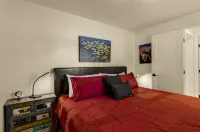 NoHo Stone Bungalow w/AC, W/D, 2 Smart TVs w/Speedy WiFi at Forest & Beaver St - Holiday bungalows