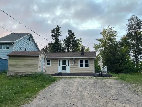 Beach Front Cottage - Lake Superior - 4-Star
