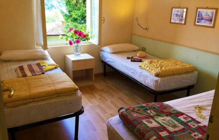 Directly on the lake with terrace for seven people