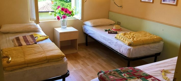 Directly on the lake with terrace for seven people Hotels in Idro