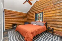 Cozy Mountain Cabin 1 Hour from Denver Backs up to National Forest EV Charging!