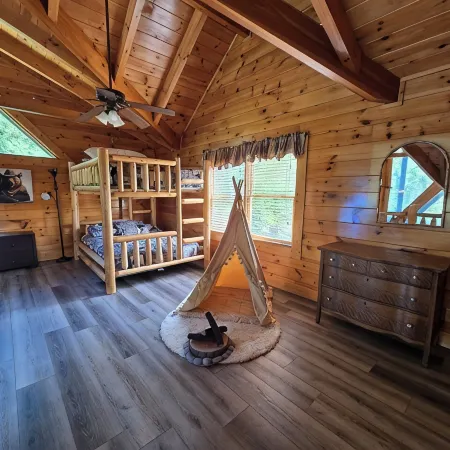 New listing! Pool, Private Hot Tub & 3 King Suites