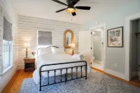 Historic Riverfront House: 5 Bedrooms 3.5 Baths on 5 Acres - ブティック