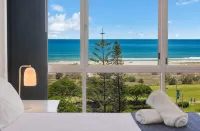 Kirra Surf Apartments - balcony