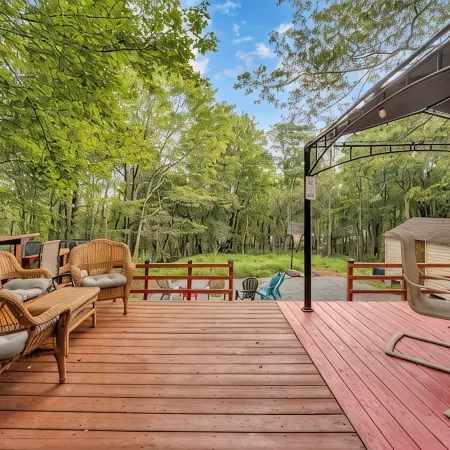 Stunning! Pocono Escape! HotTub Sauna Pool Ski Pet-Friendly Fireplace Fishing