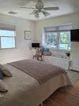 Waterfront. Private Beach, Newly Renovated, Primary Suite, 1st Floor Bedroom - Homestays