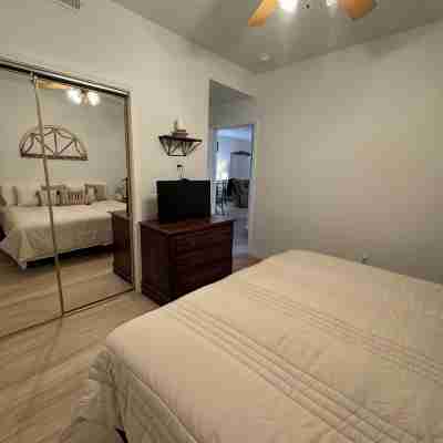 Welcome to this charming 2-bedroom condo located 5 mins from Silver Dollar City! Rooms