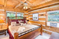 Cozy 3 level cabin in charming Banner Elk. Stunning views and central location.