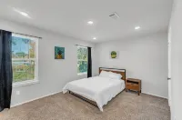 Spacious 4 Bd Home w KING Bed -  Privatzimmer