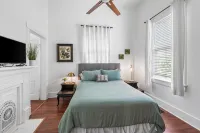Pet-Friendly Cottage, Walk to Downtown Entertainment & Parades!
