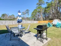 Surf City Off Island Retreat! 2.5 mi to beach - Flexible booking days! Hotéis em Pender County