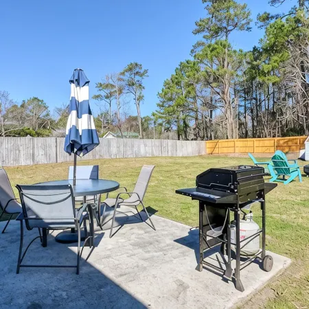 Surf City Off Island Retreat! 2.5 mi to beach - Flexible booking days!