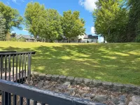 Spacious, modern lake-front vacation home/ scrapbooking/quilting retreat