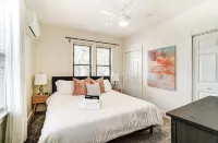 Oakley Square 3BR - Walkable-Sleeps 5 - Fire Pit - balcón