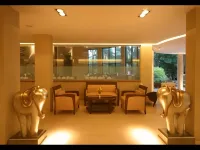 Neelams the Glitz - spa