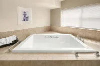 Best Western Plus Navigator Inn  Suites - Bathtub