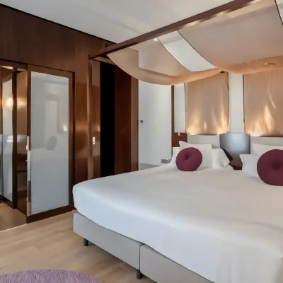 Vincci Palace Hotel Отели рядом с достопримечательностью «Рынок Колон»