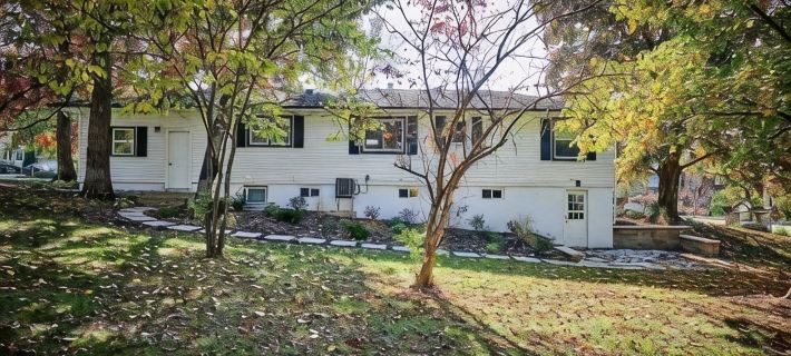 Fox Valley Farmhouse by the River - Walk to Town Hotels in Kane County