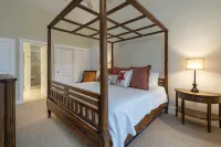 5 STAR!! Sleeps 8-10,3bd + loft, 3ba, A/C..5 minutes to beach,Spacious Condo. - Jacuzzi