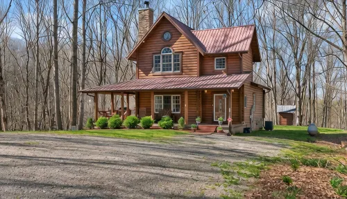 Cozy lakehouse retreat w/kayaks, high speed Wi-Fi, and pet friendly!